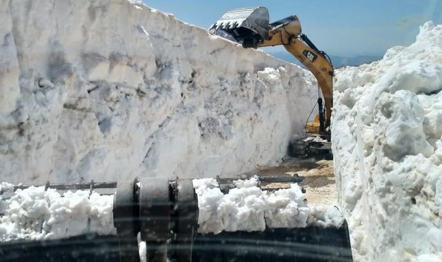Nisan ayında 8 metre karla mücadele
