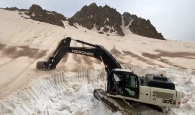 Nisan ayında 9 metrelik karla mücadele çalışması