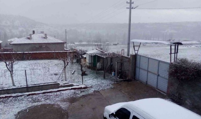 Nisan ayında karlı bir sabaha uyandılar