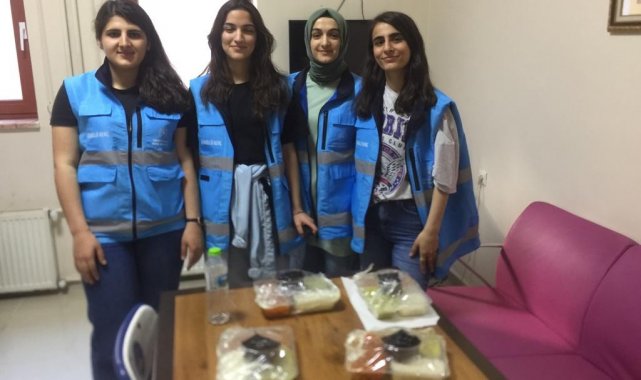 Öğrenci yurdunda pişirilen yemekler ihtiyaç sahiplerine de veriliyor