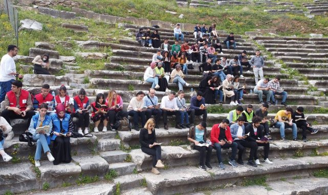 Öğrenciler antik kentte kitap okudu