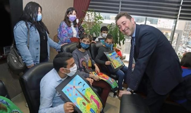 Öğrenciler Başkan Tosun'u sergilerine davet ettiler