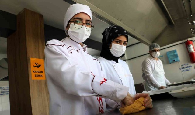 Öğrenciler hünerli elleriyle kandil simidi yapıp vatandaşlara ikram etti