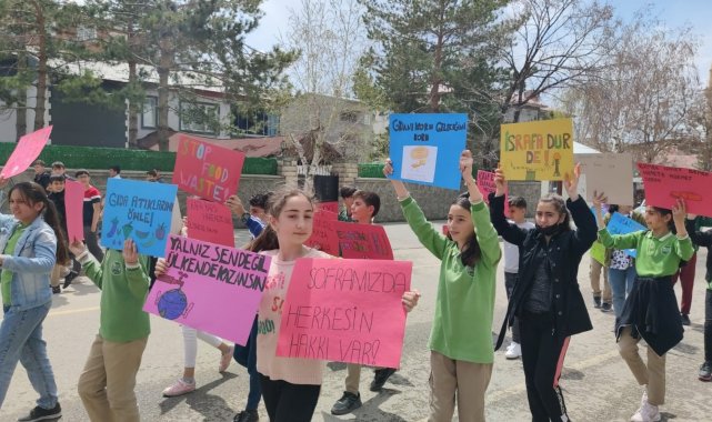 Öğrenciler israfa dur demek için yürüdü