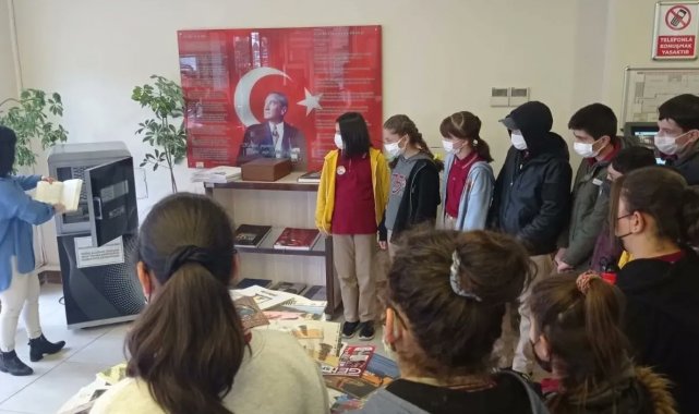 Öğrenciler kitap yıkama makinesine hayran kaldı