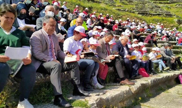 Öğrenciler kitaplarını bu kez antik kentte okudu