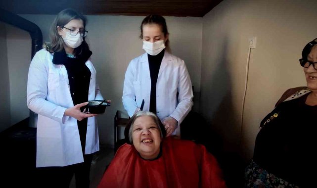 Öğrenciler köy köy gezip engellilerin saçlarını kesip boyuyor