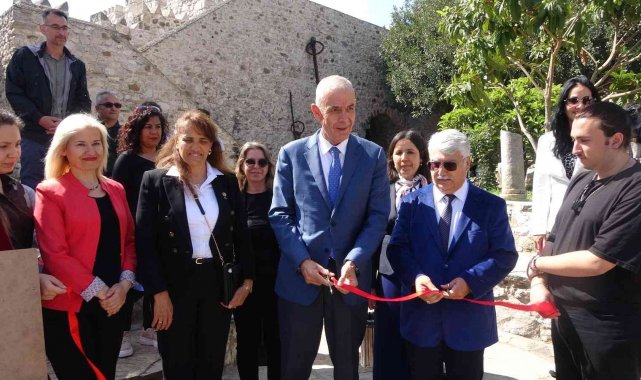 Öğrenciler Marmaris Kalesi&#039;nde resim yaptı, konser verdi