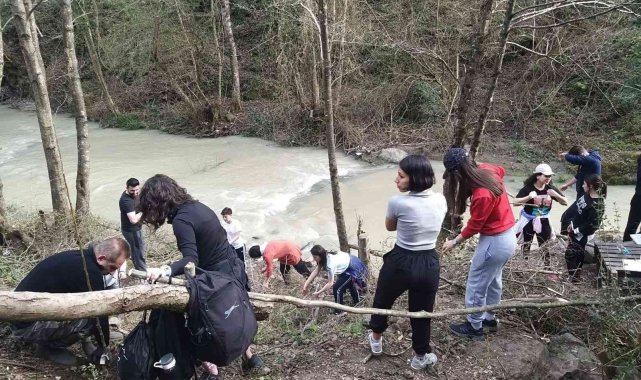Öğrenciler meyve fidanı dikti