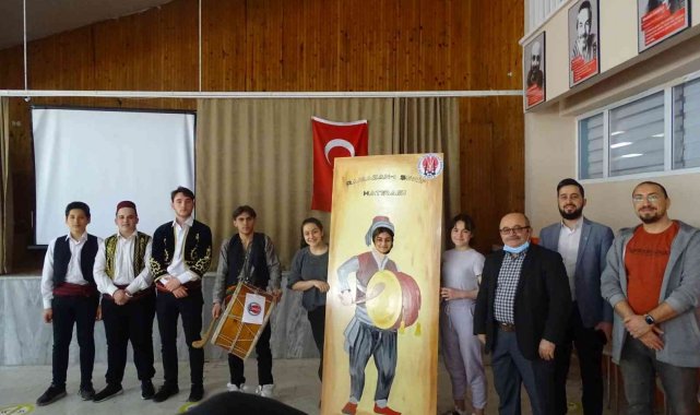 Öğrenciler Ramazan'ı davul çalıp mani okuyarak karşıladı