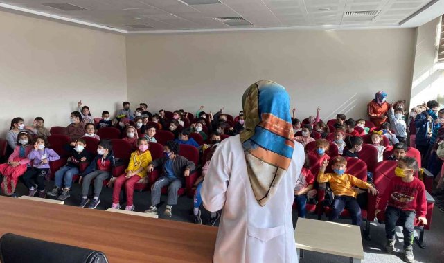 Öğrenciler sağlıklı beslenmeyi uzmanından öğrendiler