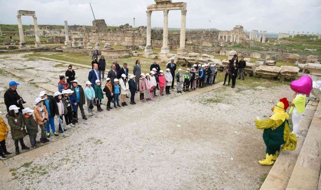 Öğrenciler, Turizm Haftasında tarihi yerleri gezdi