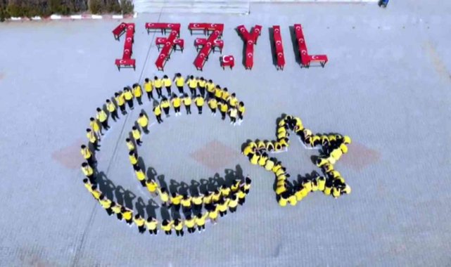 Öğrencilerden "177. yıl" koreografisi