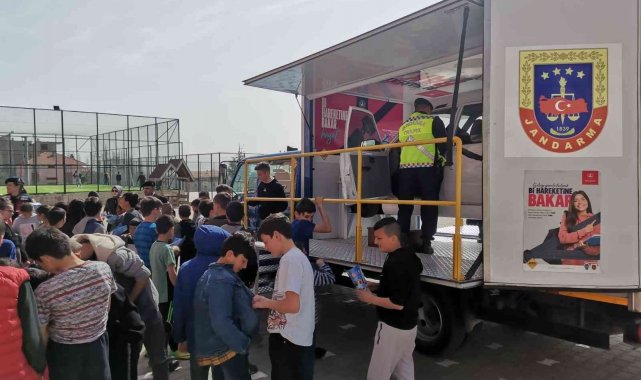 Öğrencilere emniyet kemerinin önemi similasyon araçla anlatıldı