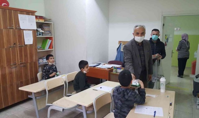 Öğrencilere yiyecek ikramında bulundu