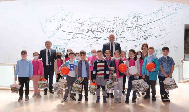 Öğrencilerin soruları başkanı terletti