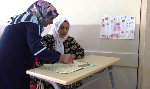 Okuma yazmasını bilmediği halde 73 yaşında Kur'an-ı öğrendi