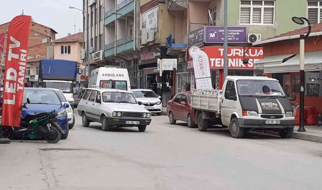 Osmancık&#039;ta trafik çilesi, ambulans yol alamıyor