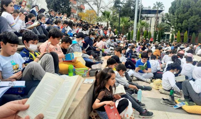 Osmaniye'de 450 öğrenci meydanda kitap okudu