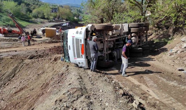 Osmaniye'de devrilen kamyonun sürücüsü yaralandı
