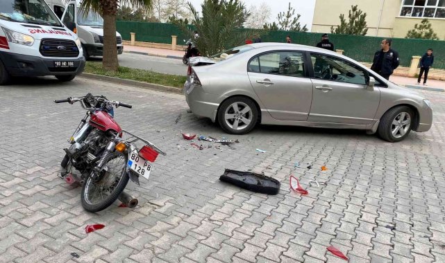 Osmaniye&#039;de motosiklet otomobile çarptı: 2 yaralı