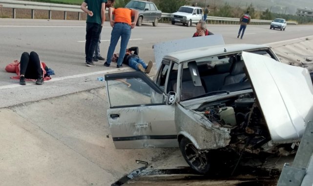 Osmaniye'de otomobil bariyerlere çarptı: 1'i ağır 4 yaralı