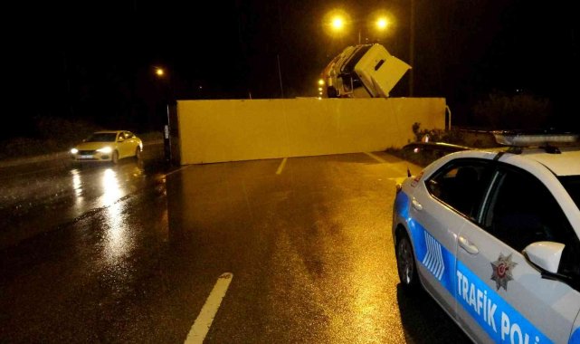 Osmaniye&#039;de otoyolda zincirleme kaza: 3&#039;ü polis 5 yaralı