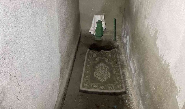 Otelin otoparkında bulunan İstanbul'un fethinde şehit olan askerin kabri görenleri şaşırtıyor