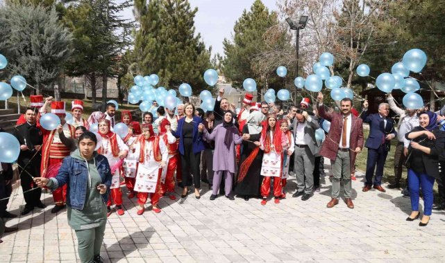 Otizm Farkındalık Günü mavi balonlar uçurularak kutlandı