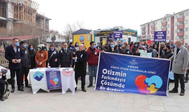 Otizme dikkat çekmek için yürüdüler