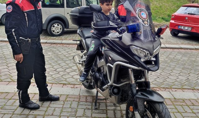 Otizmli çocuklardan polislere ihbarlı sürpriz