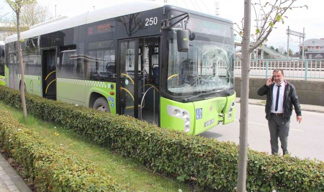 Otobüsün çarptığı araç duvara çarparak durabildi