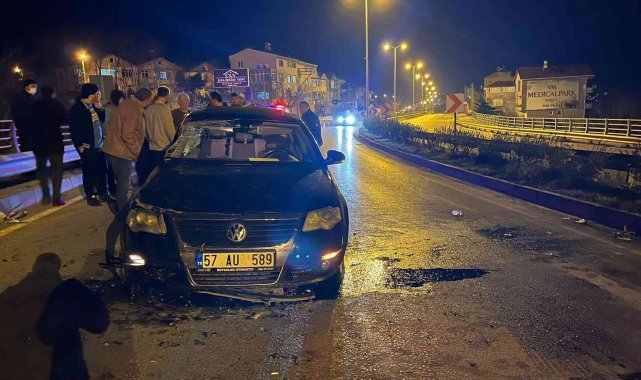 Otomobil aydınlatma direğine çarptı: 2 yaralı