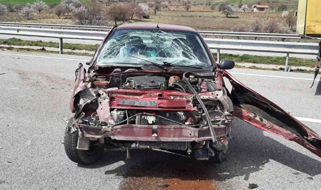 Otomobil bariyerlere çarptı: 2 yaralı