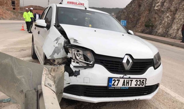 Otomobil bariyerlere çarptı: 3 yaralı