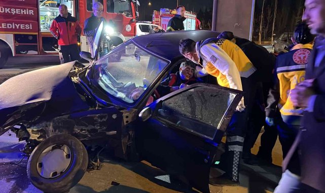 Otomobil ile pikap çarpıştı, sıkışan sürücüyü itfaiye kurtardı