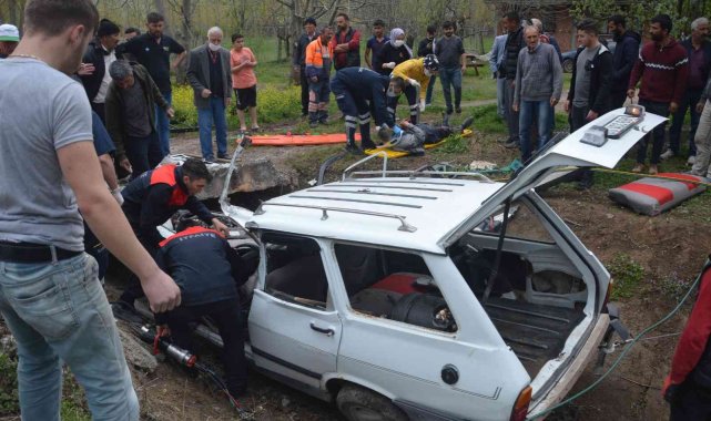 Otomobil menfeze girdi, canlarını zor kurtardılar