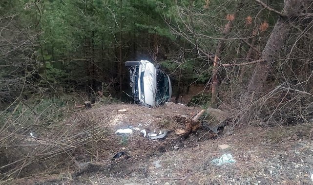 Otomobil ormanlık alanda şarampole yuvarlandı: 2 yaralı