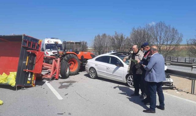 Otomobil traktöre çarptı: 2 yaralı