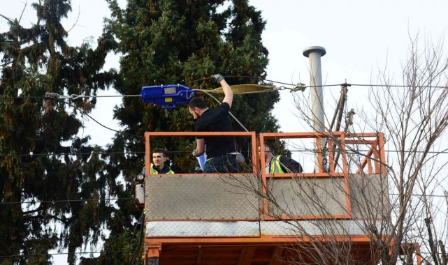 Otomobilin çarptığı aydınlatma direği tramvay enerji hattının üzerine devrildi