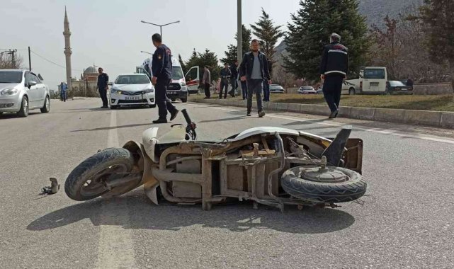 Otomobilin çarptığı elektrikli bisiklet sürücüsü yaralandı