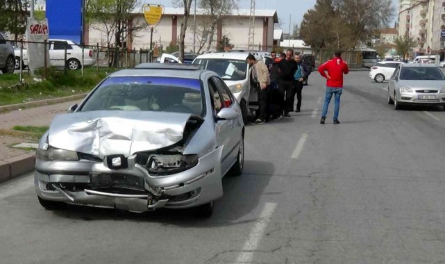 Otomobiller çarpıştı: 2 yaralı