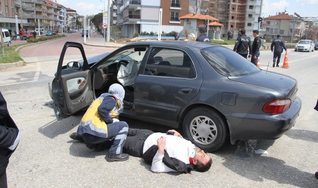 Otomobiller kavşakta çarpıştı: 1 ağır yaralı