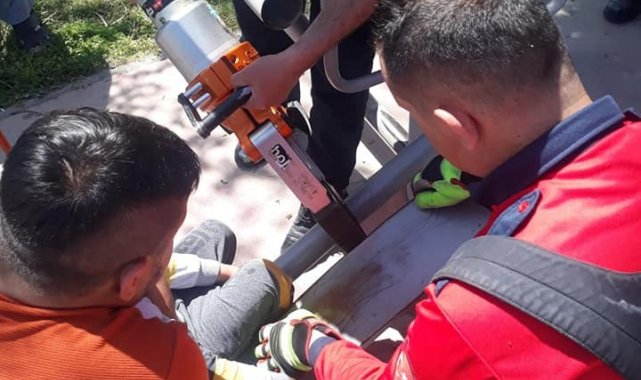 Oyun oynamak isterken ayağını sıkıştırdı