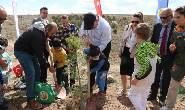 Özel çocuklar 23 Nisan'ı kendi adlarına diktikleri fidanlarla kutladı