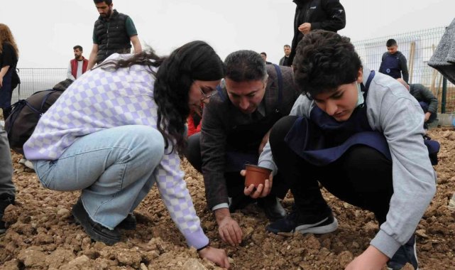 Özel öğrenciler marul ve soğan fidelerini toprakla buluşturdu