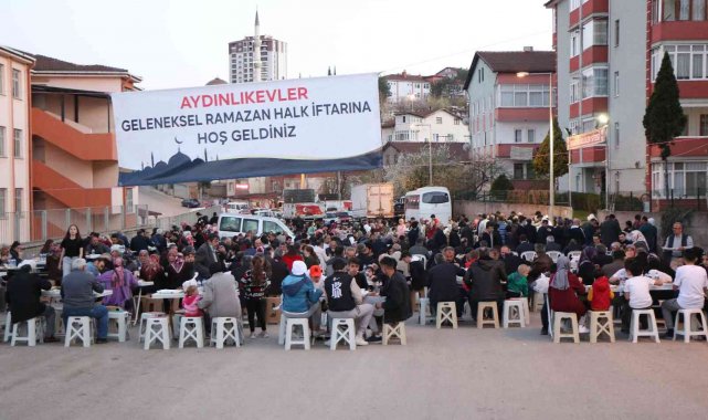 Pandemi sonrası geleneksel mahalle iftarı Aydınlıkevler'de gerçekleşti
