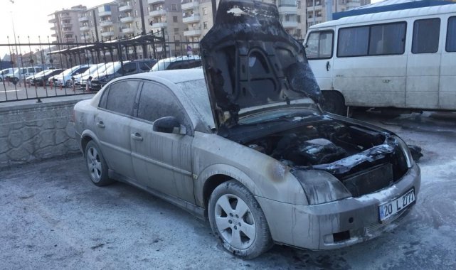 Park halindeki otomobil yanarak kullanılamaz hale geldi