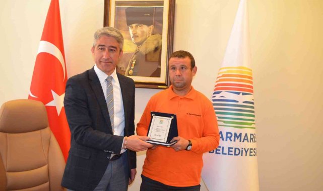 Parkta bulduğu para dolu çantayı sahibine teslim eden belediye görevlisi ödüllendirildi