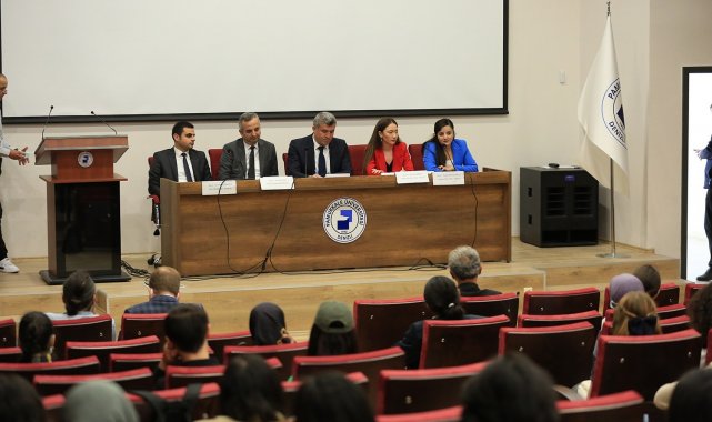 PAÜ&#039;lü öğrencilere Turizm Haftası&#039;nda iş hayatına yönelik önemli tavsiyeler verildi